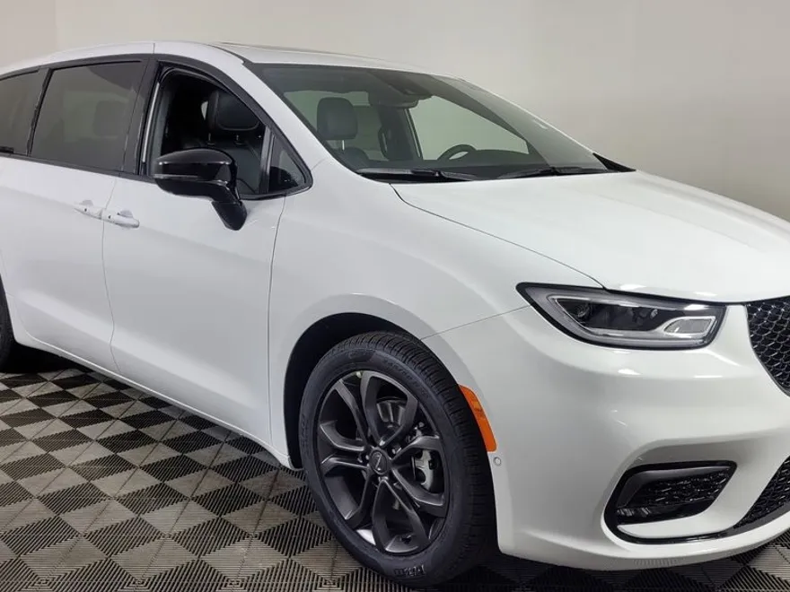 2026 Chrysler Pacifica photo 1