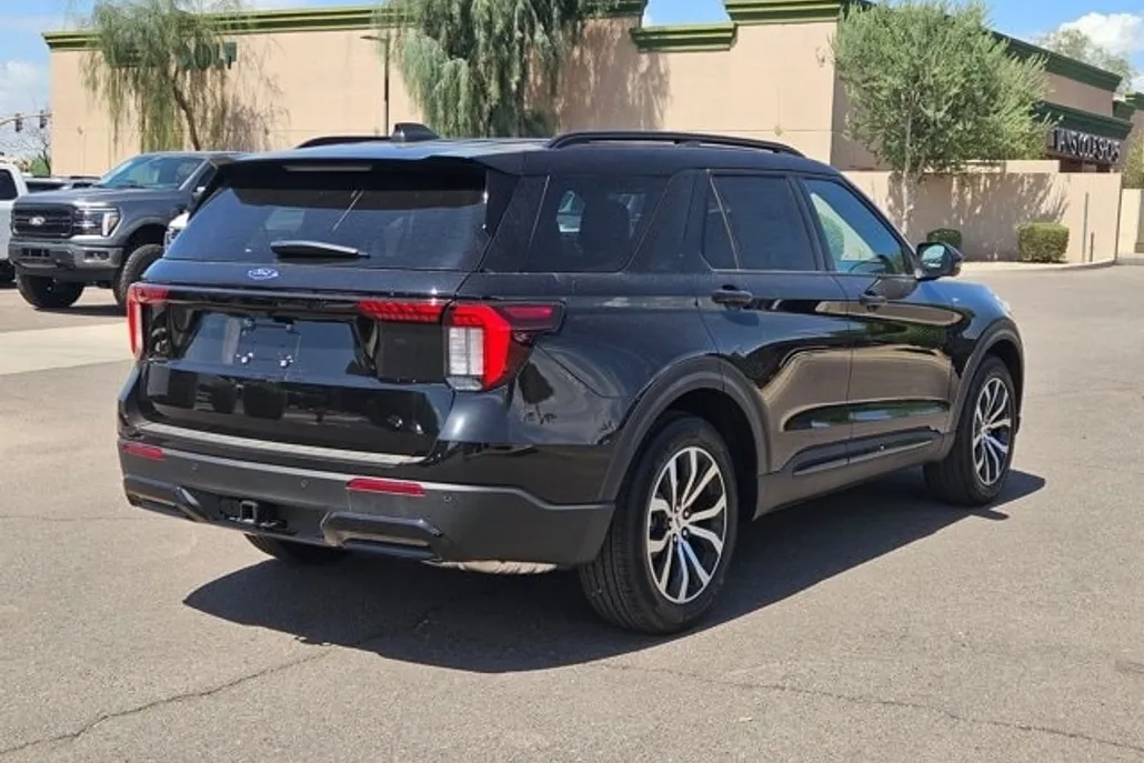 2025 Ford Explorer ST-Line photo 1