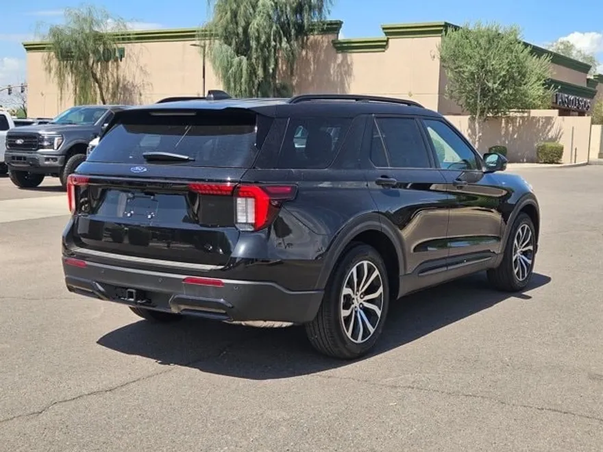 2025 Ford Explorer ST-Line photo 1