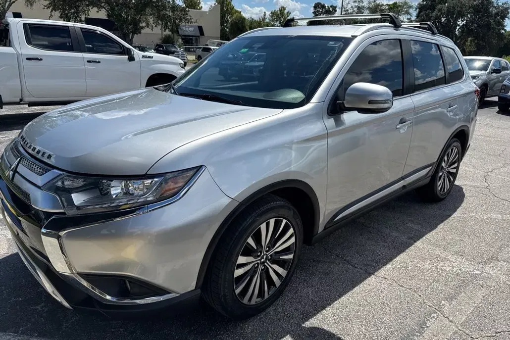 2020 Mitsubishi Outlander SEL photo 1