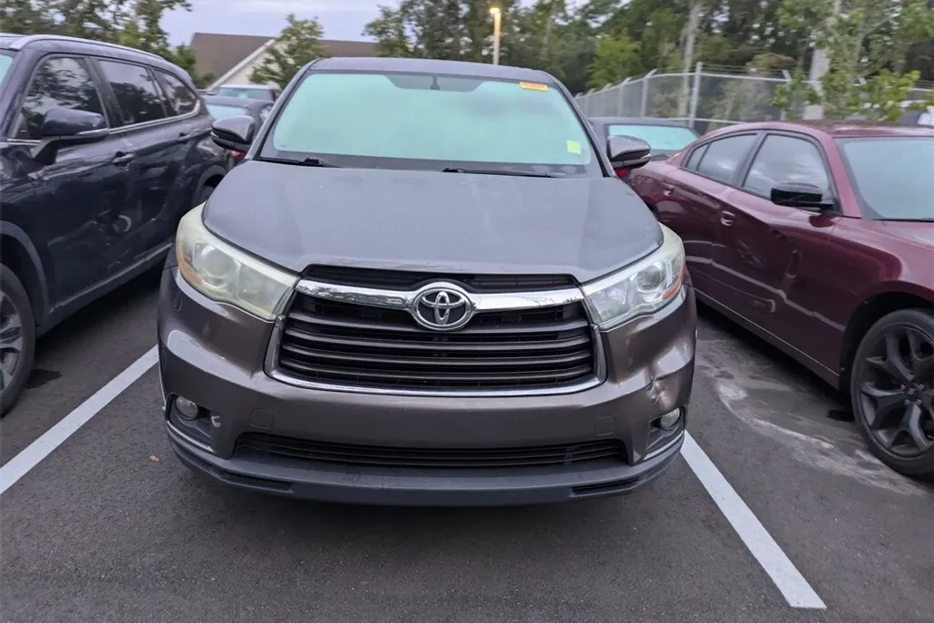 2015 Toyota Highlander LE Plus photo 1