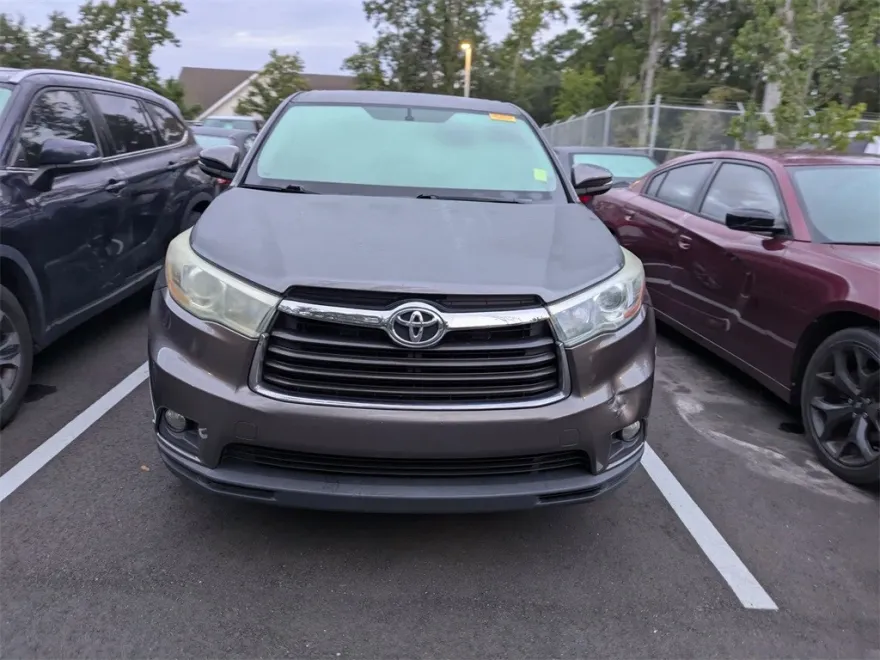 2015 Toyota Highlander LE Plus photo 1