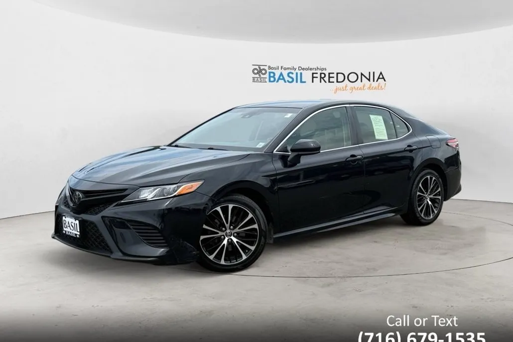 2018 Toyota Camry SE photo 1