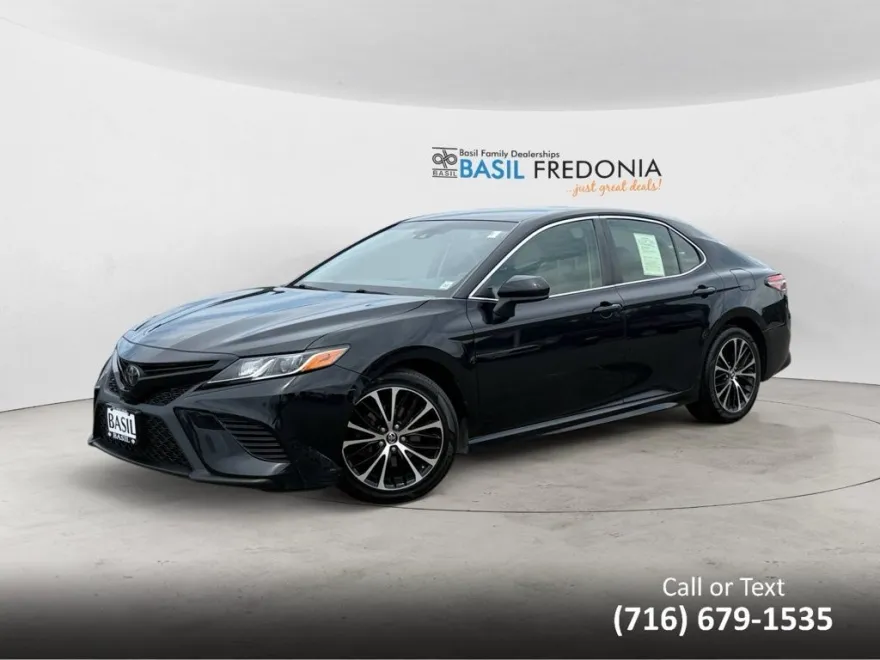 2018 Toyota Camry SE photo 1