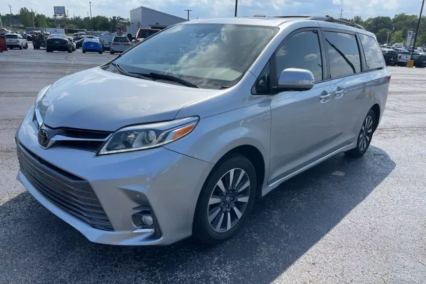 2020 Toyota Sienna Limited Premium photo 1