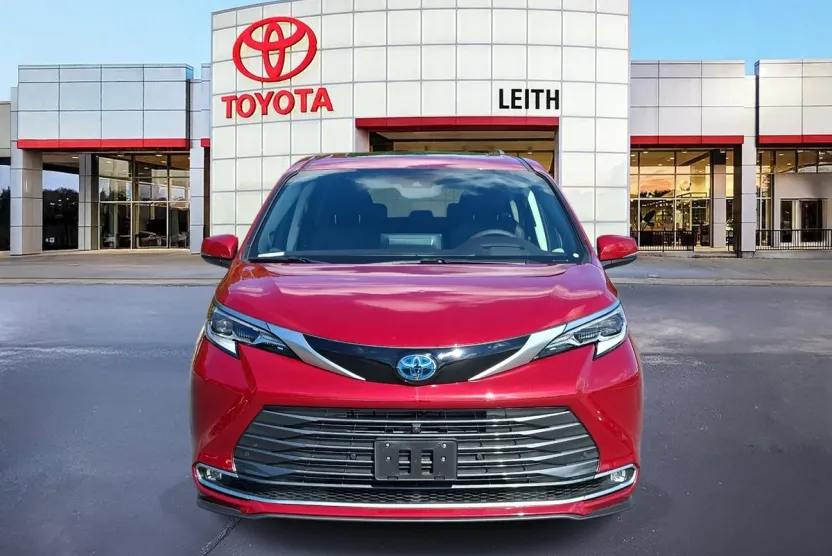 2023 Toyota Sienna Platinum photo 1