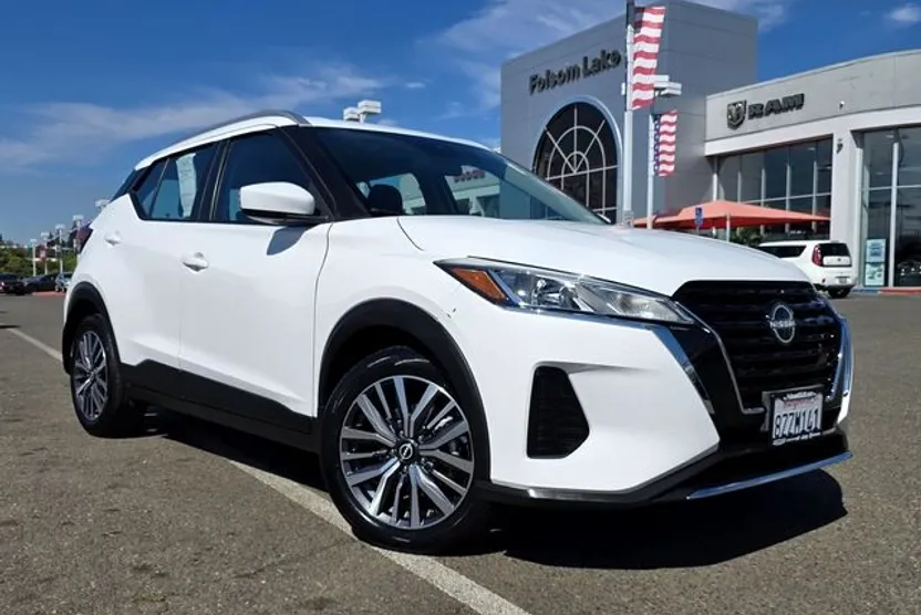 2022 Nissan Kicks SV photo 1