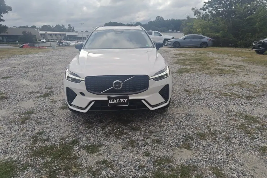 2024 Volvo XC60 B5 Core photo 1