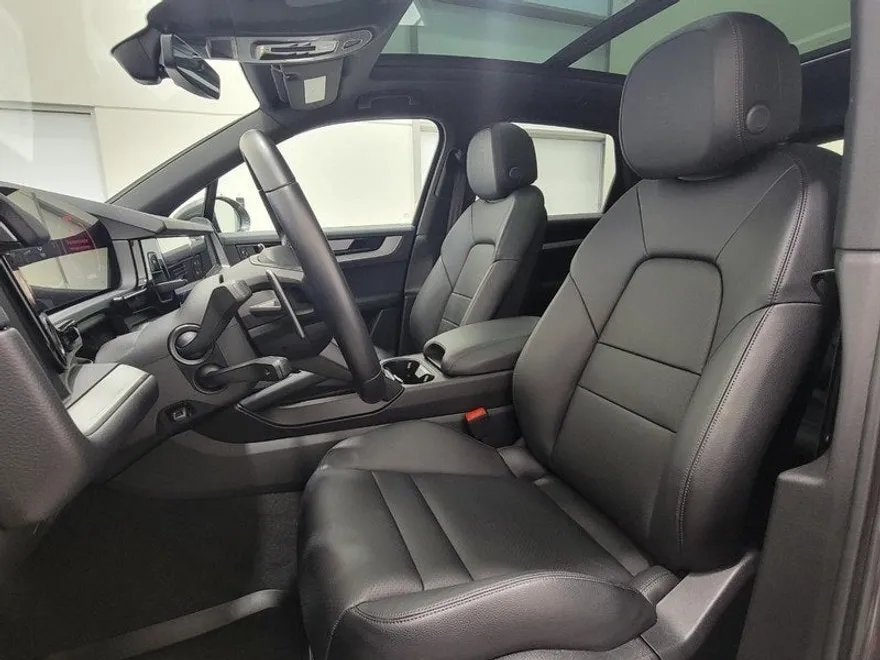 2024 Porsche Cayenne Base photo 5