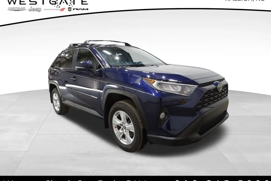 2021 Toyota RAV4 XLE photo 1