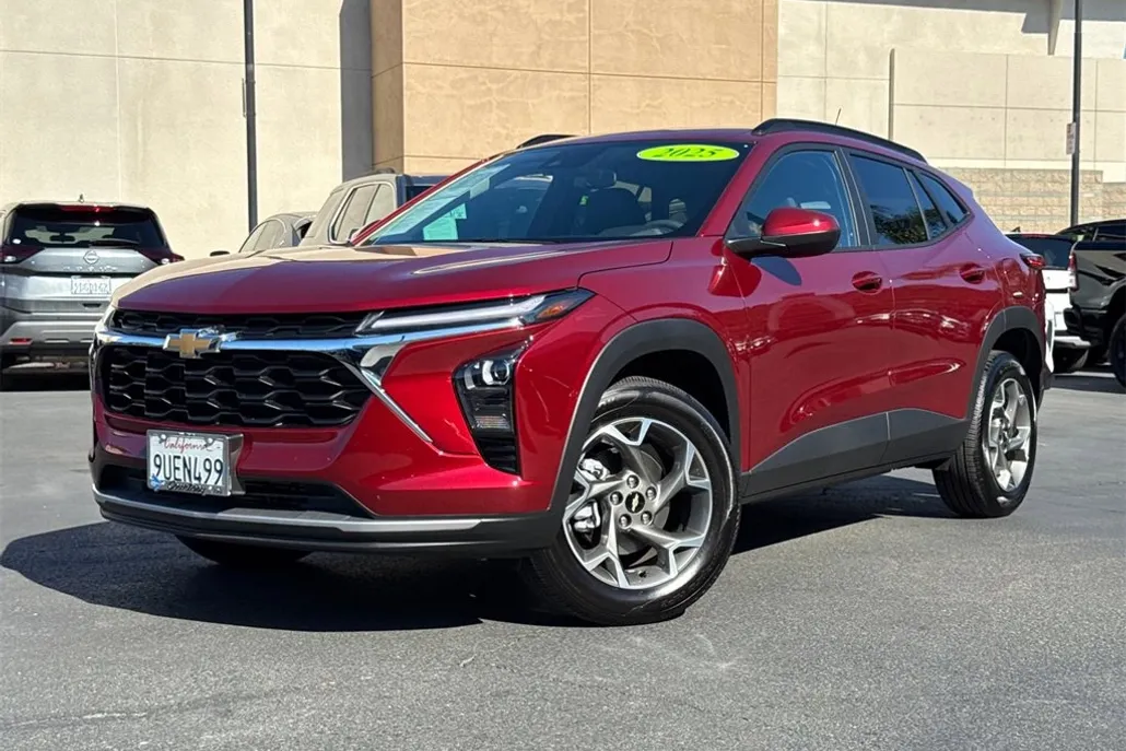 2025 Chevrolet Trax LT photo 1