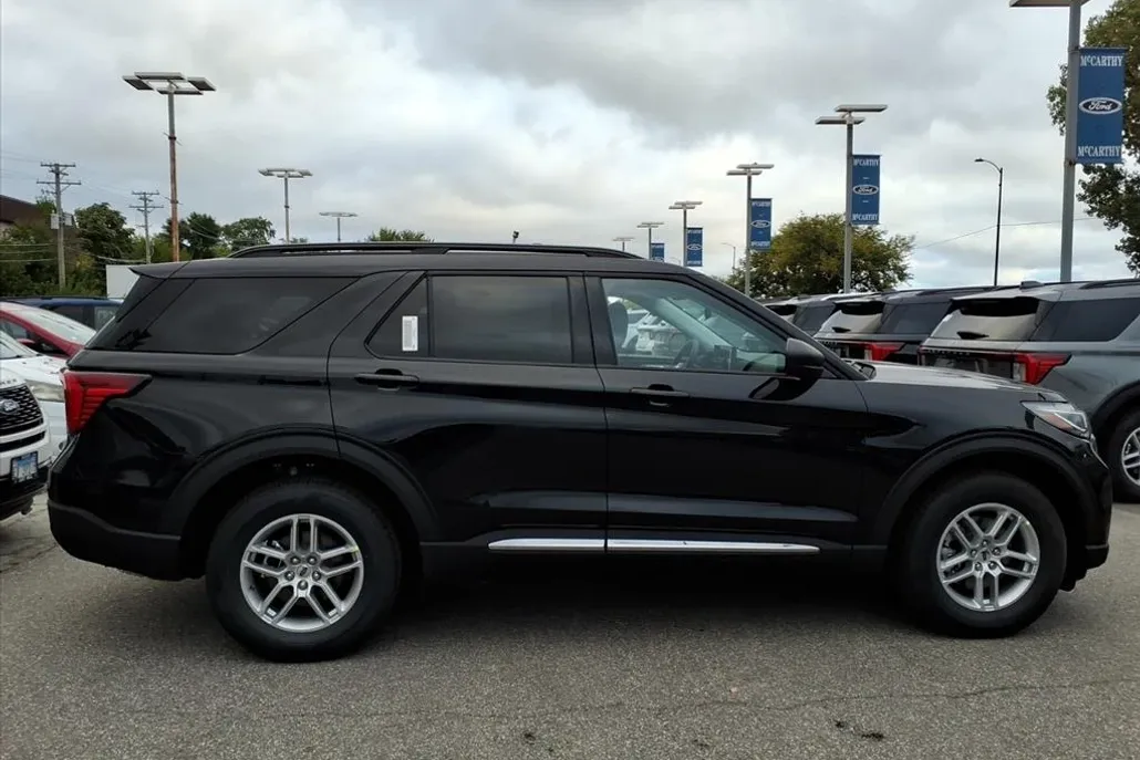 2025 Ford Explorer photo 1