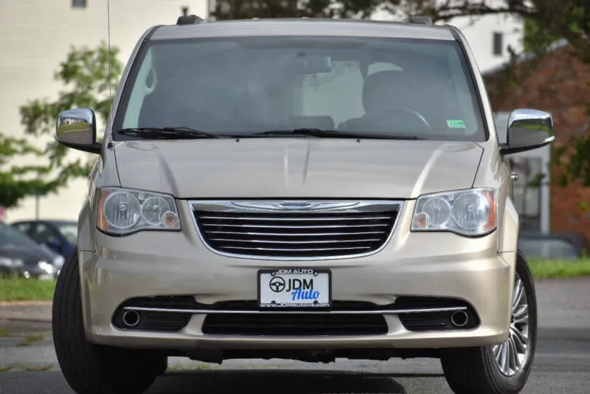 2014 Chrysler Town & Country photo 1