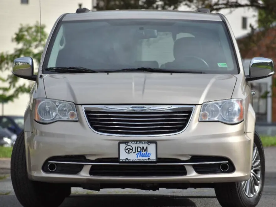 2014 Chrysler Town & Country photo 1