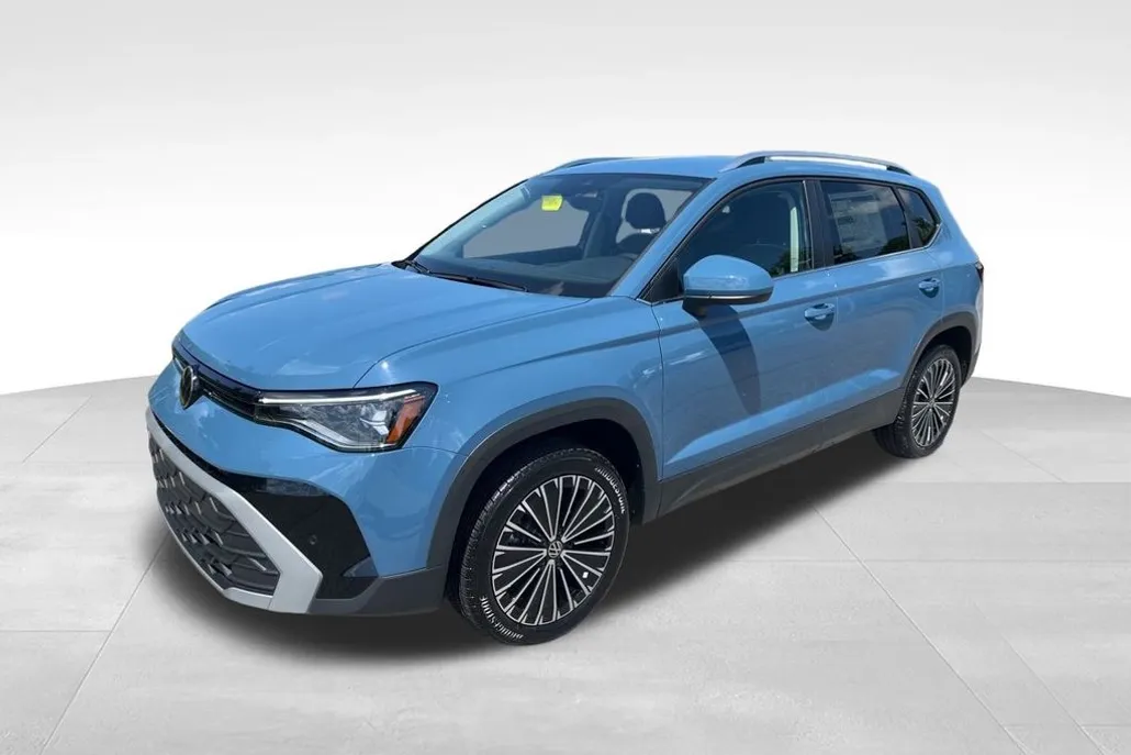 2025 Volkswagen Taos SE photo 1
