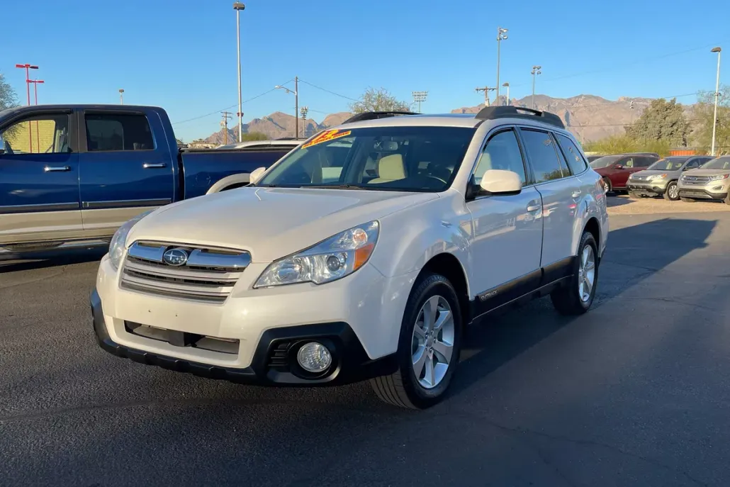 2013 Subaru Outback Premium photo 1