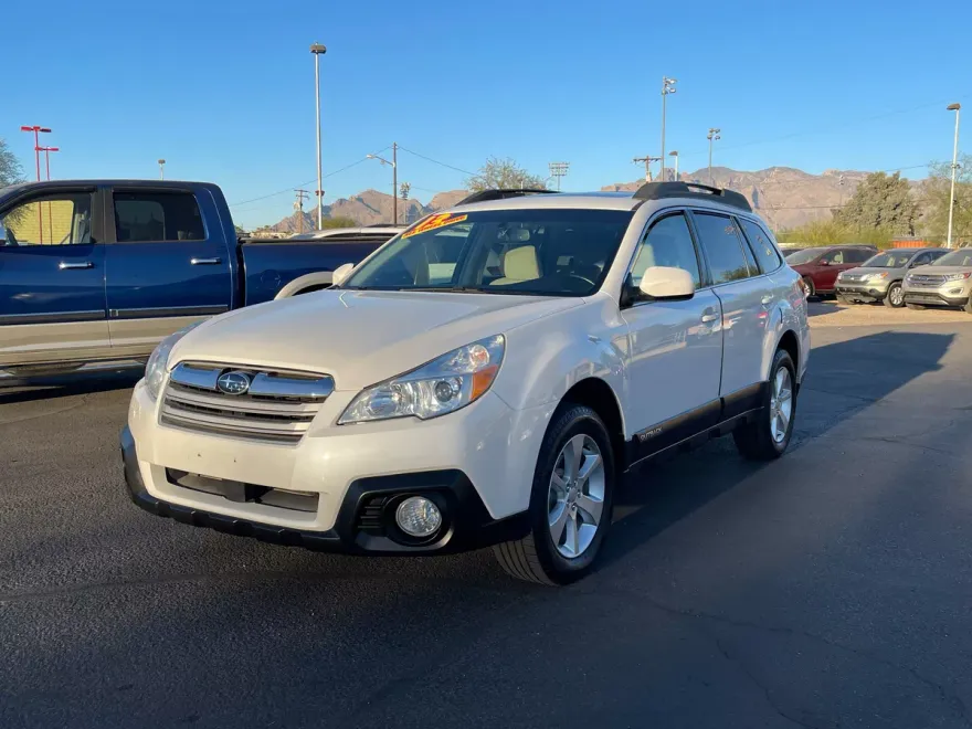 2013 Subaru Outback Premium photo 1