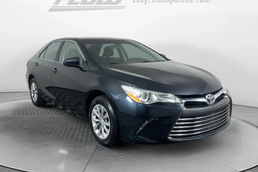 2017 Toyota Camry LE photo 1