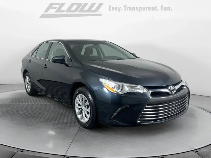 2017 Toyota Camry LE photo 1