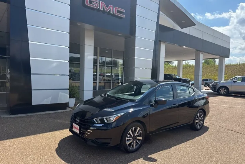 2023 Nissan Versa SV photo 1