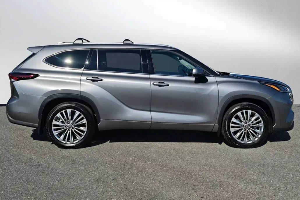 2025 Toyota Highlander Platinum photo 1