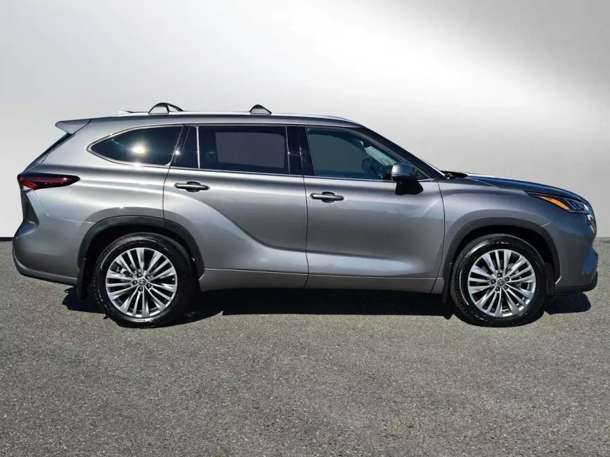 2025 Toyota Highlander Platinum photo 1