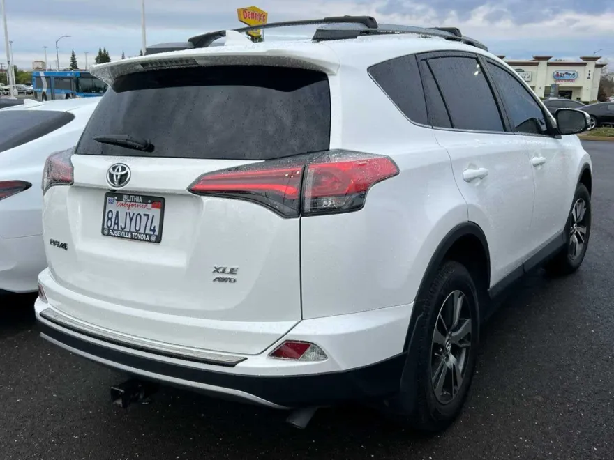 2017 Toyota RAV4 XLE photo 1