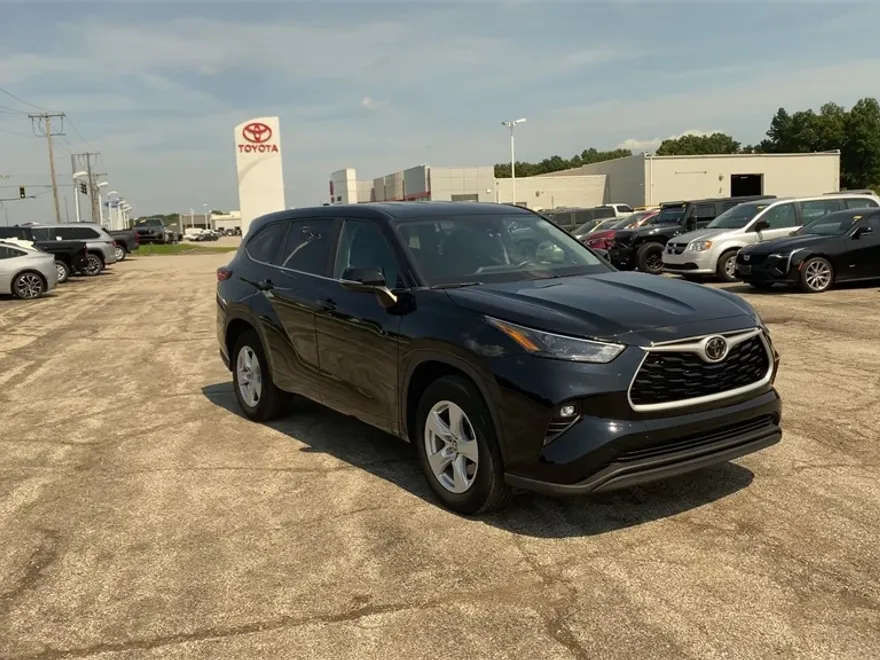 2023 Toyota Highlander LE photo 1