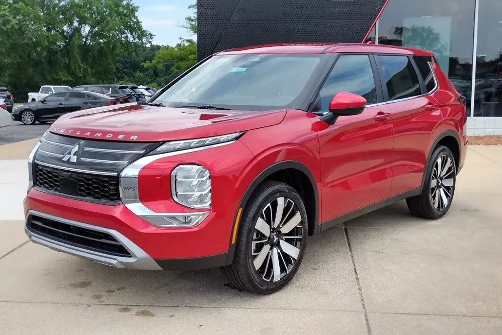 2025 Mitsubishi Outlander SE photo 1