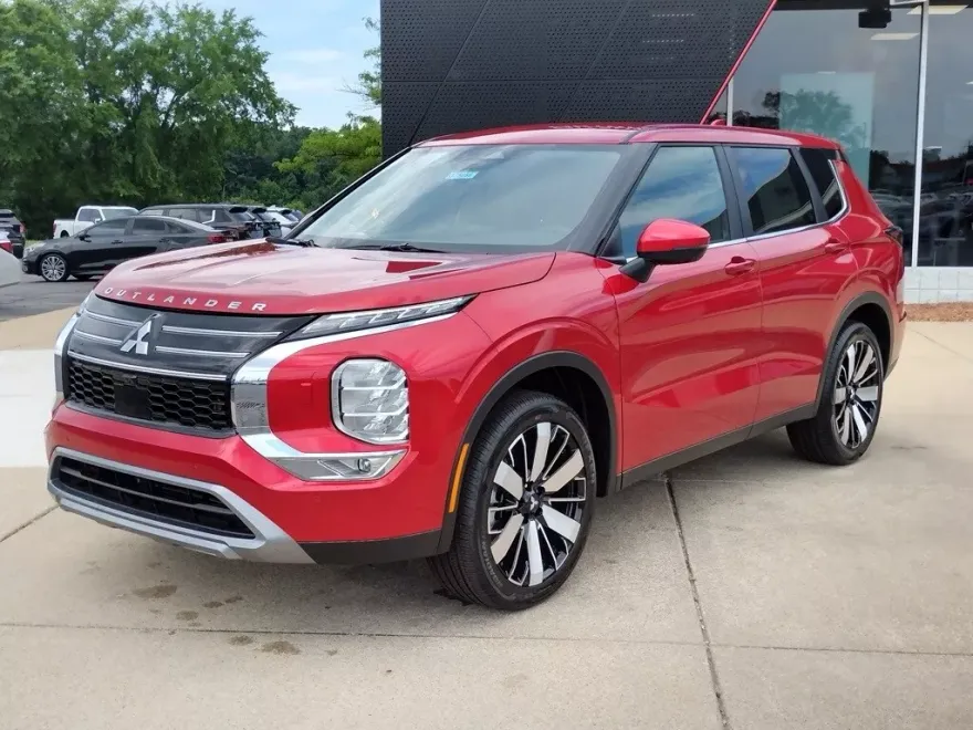 2025 Mitsubishi Outlander SE photo 1