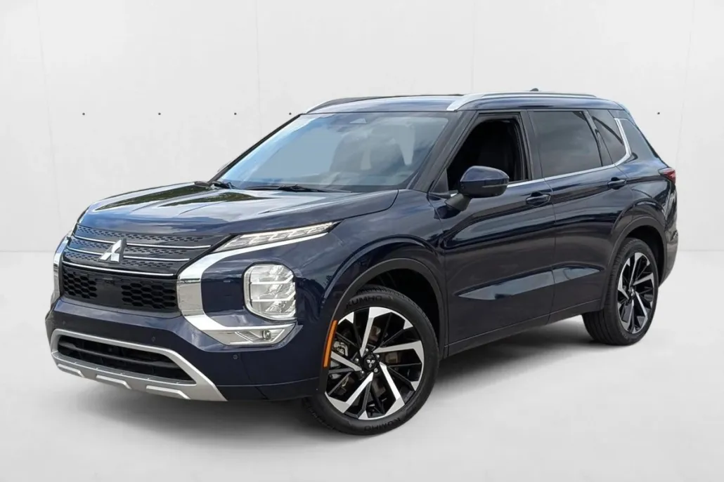 2023 Mitsubishi Outlander SEL photo 1