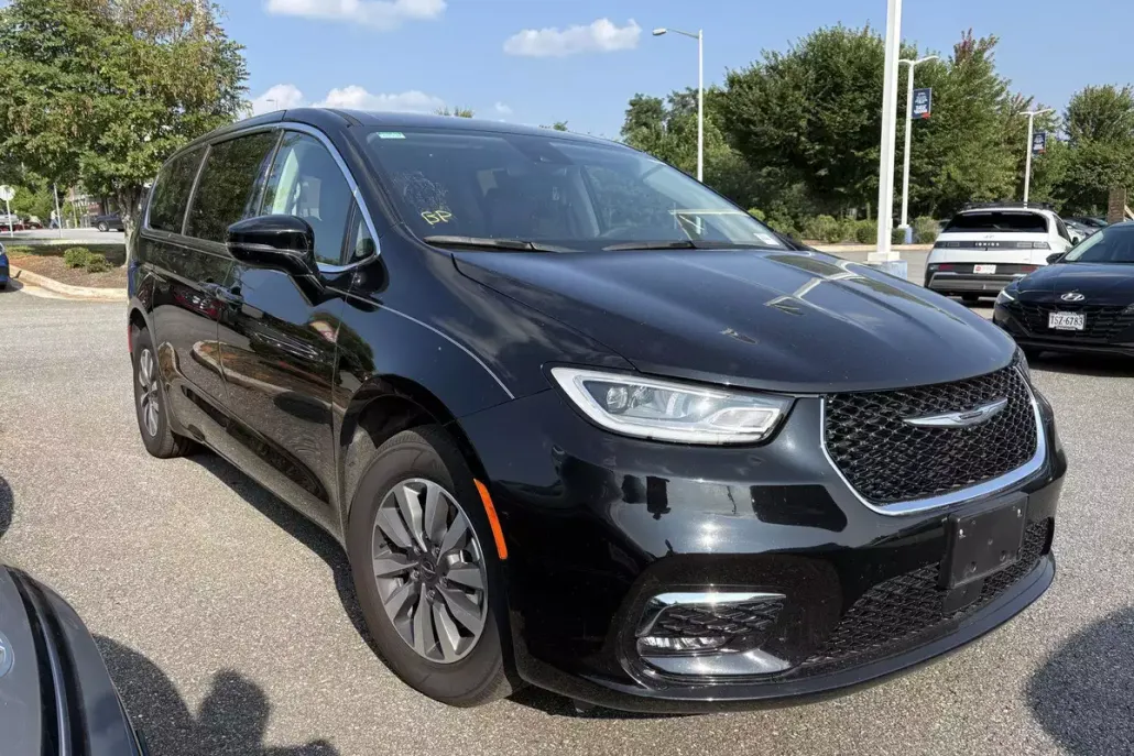 2024 Chrysler Pacifica Hybrid photo 1