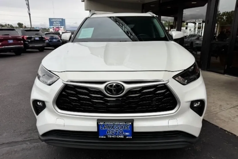 2022 Toyota Highlander XLE photo 1