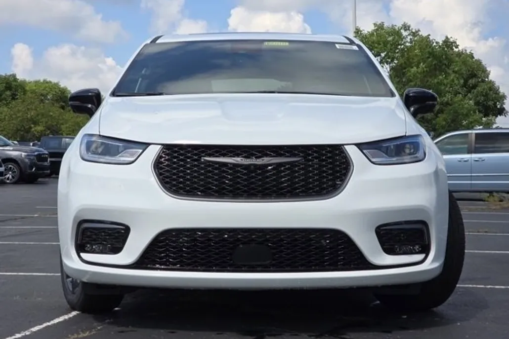 2026 Chrysler Pacifica photo 1