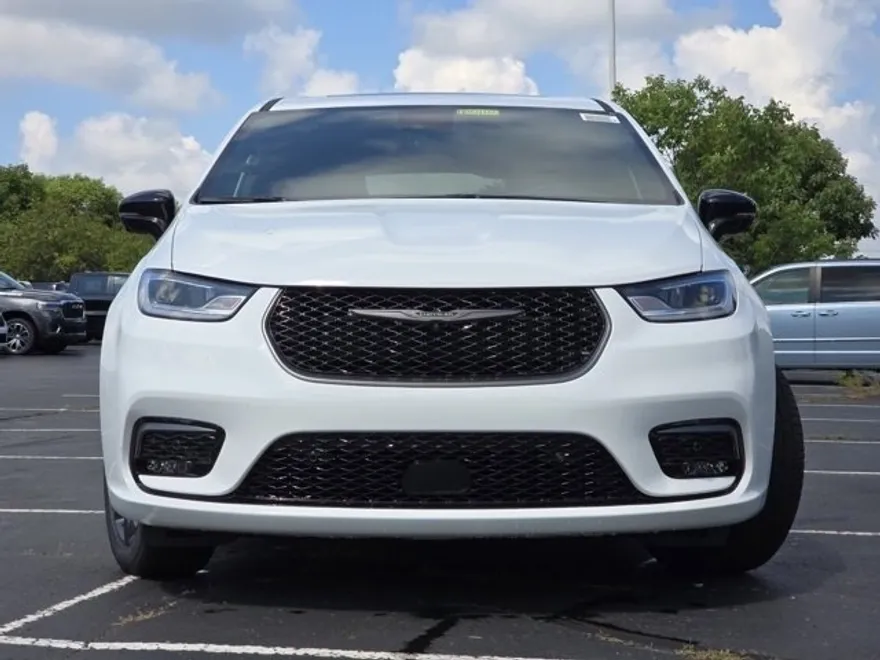 2026 Chrysler Pacifica photo 1
