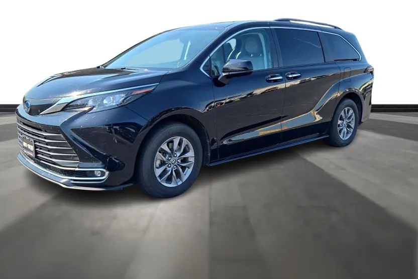 2024 Toyota Sienna XLE photo 1