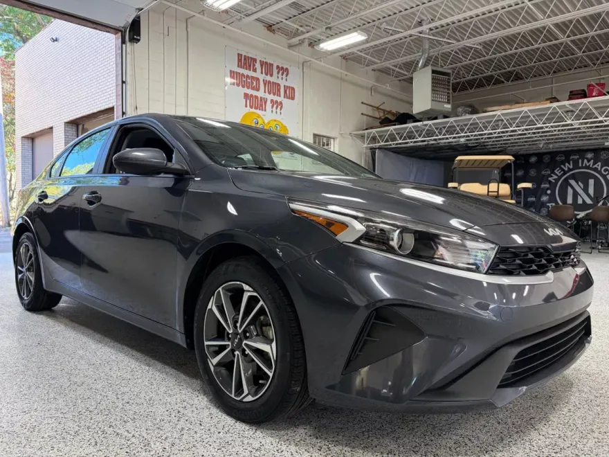 2023 Kia Forte LXS photo 1