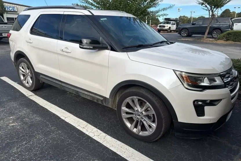 2018 Ford Explorer XLT photo 1