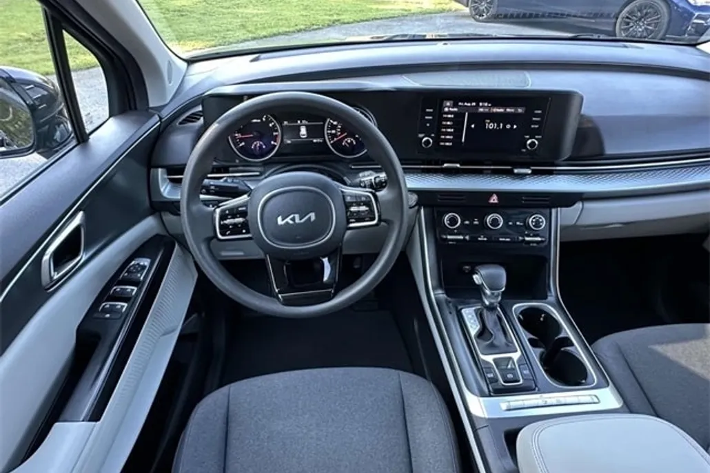 2023 Kia Carnival LX photo 1