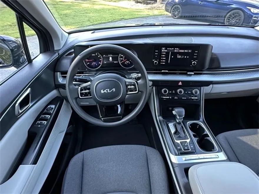 2023 Kia Carnival LX photo 1