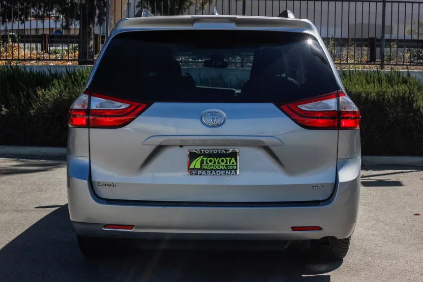 2019 Toyota Sienna XLE photo 1