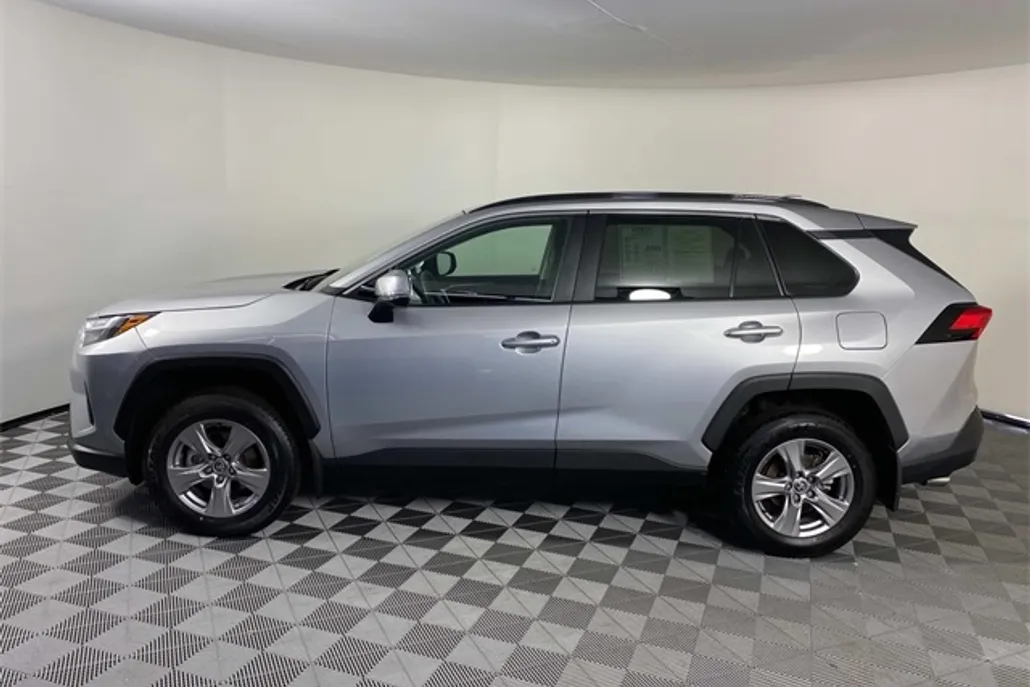 2023 Toyota RAV4 XLE photo 1