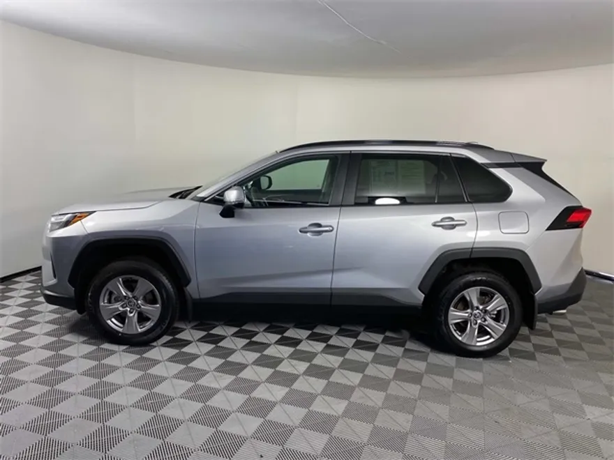 2023 Toyota RAV4 XLE photo 1