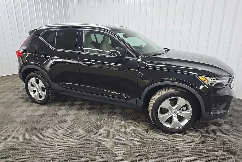 2022 Volvo XC40 Momentum photo 1
