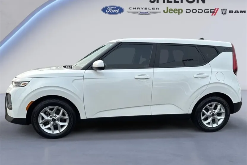 2022 Kia Soul LX photo 1