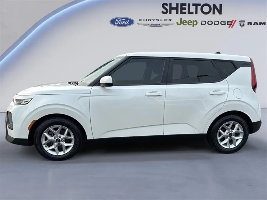 2022 Kia Soul LX photo 1