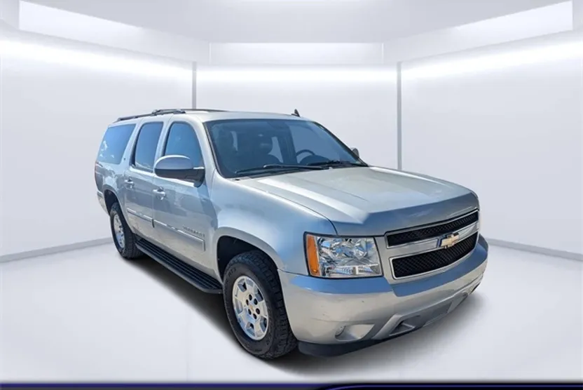 2010 Chevrolet Suburban 1500 LT photo 1
