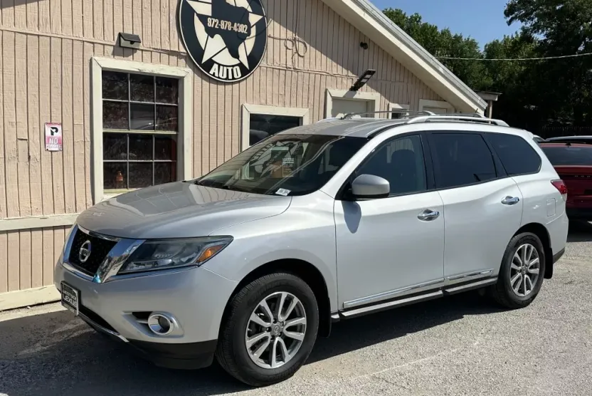 2013 Nissan Pathfinder LE photo 1