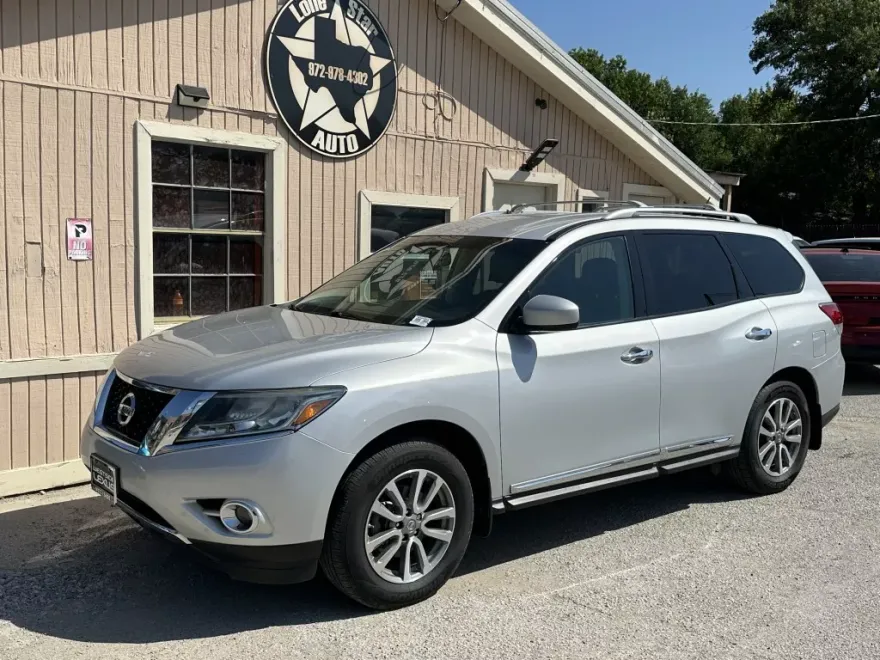 2013 Nissan Pathfinder LE photo 1