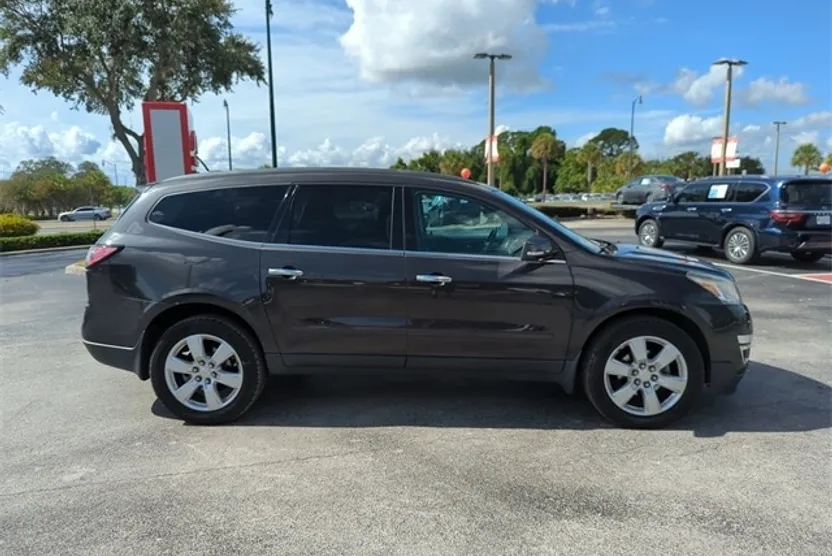 2017 Chevrolet Traverse 1LT photo 1